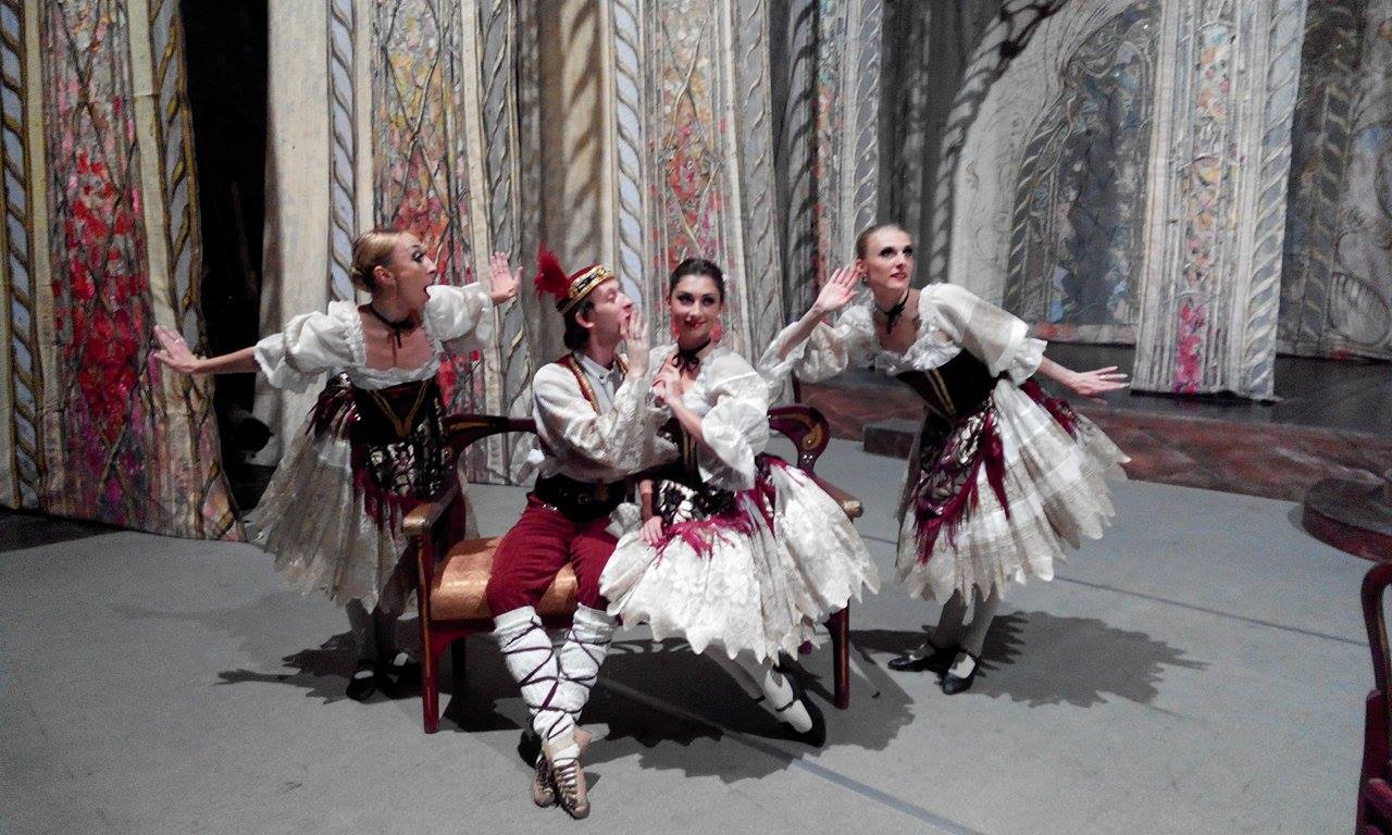 SHOW STRAUSS IV